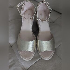 NWOT Eric Michael Women’s Val Wedge Heel Platform Espadrilles Shoes Stud Gold